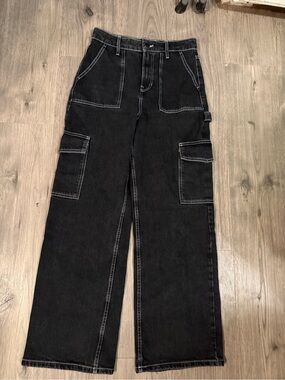 Black Wide-Leg Cargo Jeans with Utility Pockets